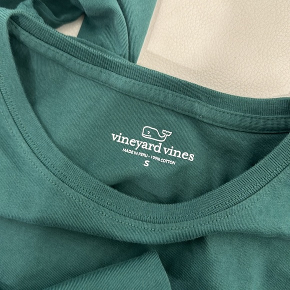 Vineyard vines Christmas shirt New without tags - Picture 3 of 3